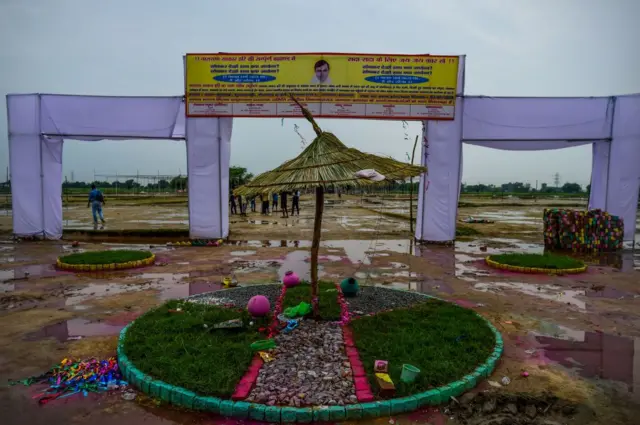 ৮০ হাজার মানুষের জন্য অনুমতি নেওয়া হলেও জড়ো হন প্রায় আড়াই লাখ মানুষ