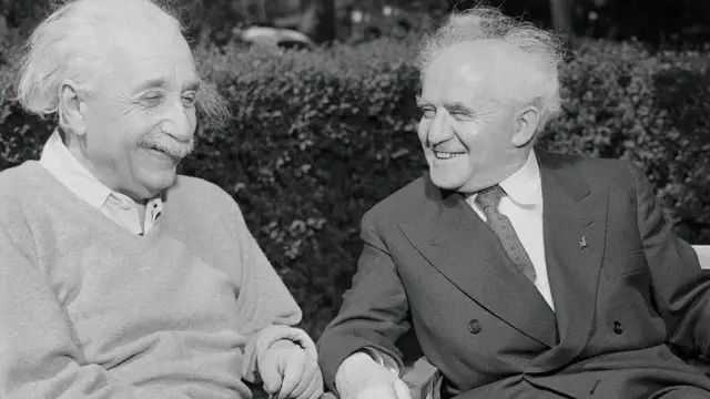 የፊዚክስ ሊቁ አልበርት አንስታይን ከእስራኤል የመጀመሪያው ጠቅላይ ሚኒስትር ዴቪድ ቤን ጎሪዮን ጋር ተቀምጠው የሚያሳይ ባለ ነጭ እና ጥቁር ፎቶ