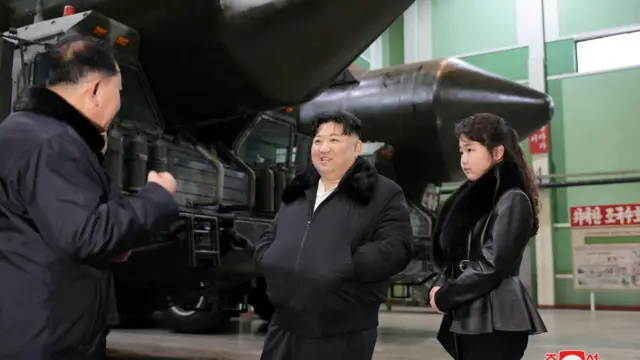 2024-жылдын январь айы, Ким Чен Ын менен Ким Чжу Э ракеталык жабдууларды чыгаруучу заводду кыдырып жүрүшөт
