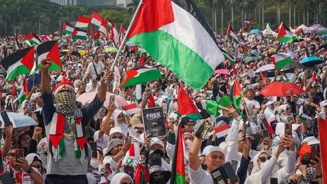 Sejumlah warga mengikuti aksi akbar Aliansi Rakyat Indonesia Bela Palestina di Lapangan Silang Monas, Jakarta, Minggu (05/11/2023). 