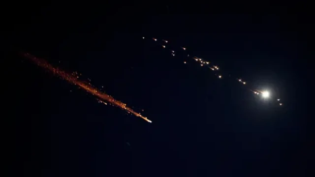 İranın gecə hücumu zamanı İsrail sahil şəhəri Netanya üzərində səmada mərmilər.