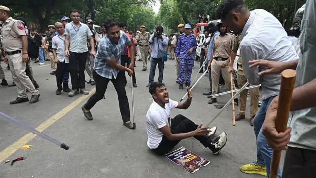 लाठीचार्ज