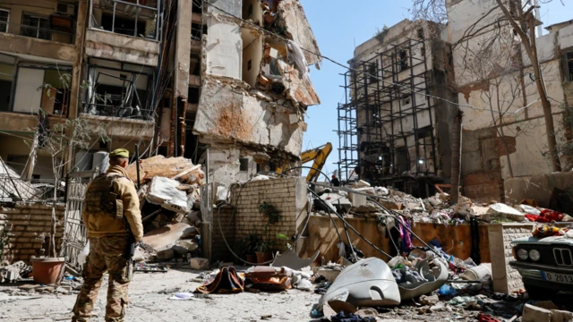 बुधवार को लेबनान पर हुए इसराइली हवाई हमले में 300 से ज़्यादा लोग मारे गए हैं