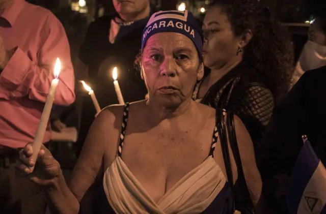 Nicaragüenses residentes en Costa Rica se manifiestan contra el gobierno del presidente nicaragüense Daniel Ortega frente a la embajada de Nicaragua en San José el 21 de junio de 2018.