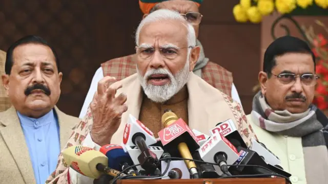 पीएम मोदी के साथ प्रल्हाद जोशी