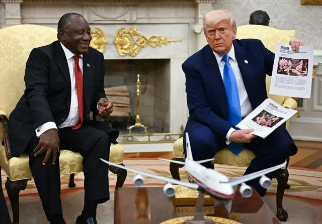 Trump fotoğrafları gösterirken