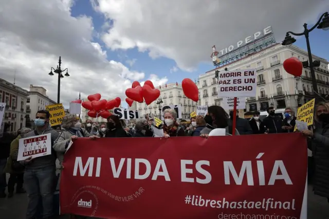 Um grupocasa de aposta vbetpessoas reúne-se para apoiar a lei elaborada por iniciativa do governocasa de aposta vbetcoligaçãocasa de aposta vbetesquerda e que legalizou a eutanásiacasa de aposta vbetMadri, Espanha,casa de aposta vbet18casa de aposta vbetmarçocasa de aposta vbet2021.