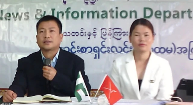 မေ ၄ ရက် TNLA ပထမအကြိမ်သတင်းစာရှင်းလင်းပွဲတွေ့ရတဲ့ ဗိုလ်မှူးကြီး တားပန်လ (ဘယ်) နဲ့ ပြောရေးဆိုခွင့်ရှိသူ လွေးယေဦး 