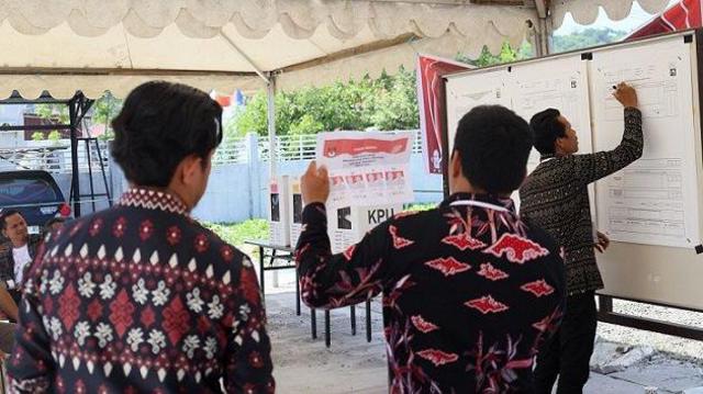 Petugas KPPS menunjukkan surat suara sah hasil pemungutan suara saat simulasi pemungutan dan penghitungan suara Pemilu 2024 di Kantor KPU Mamuju, Sulawesi Barat, Rabu (31/1/2024). 