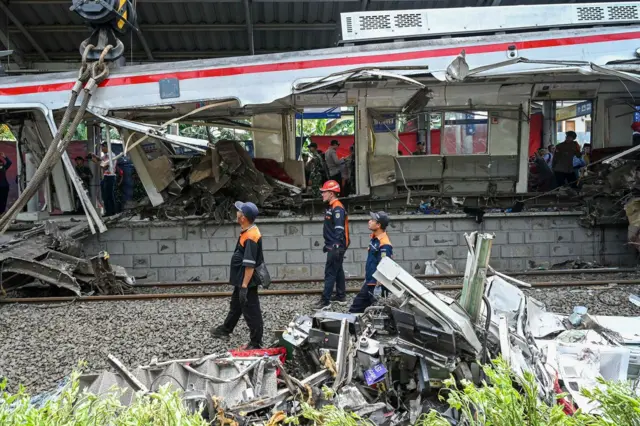 Petugas mengevakuasi gerbong KRL Commuterline usai bertabrakan dengan KA Argo Bromo Anggrek relasi Gambir-Surabaya Pasar Turi di Stasiun Bekasi Timur, Bekasi, Jawa Barat, Selasa (28/04).