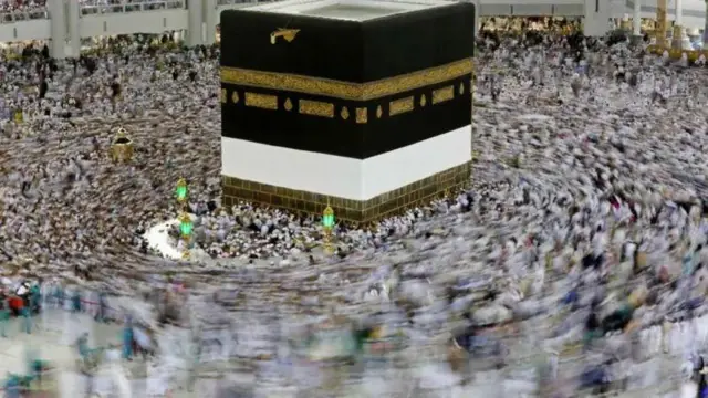 हज पालन का दूसरा रिवाज है इस्लाम के सबसे पवित्र स्थान काबा की सात बार परिक्रमा.