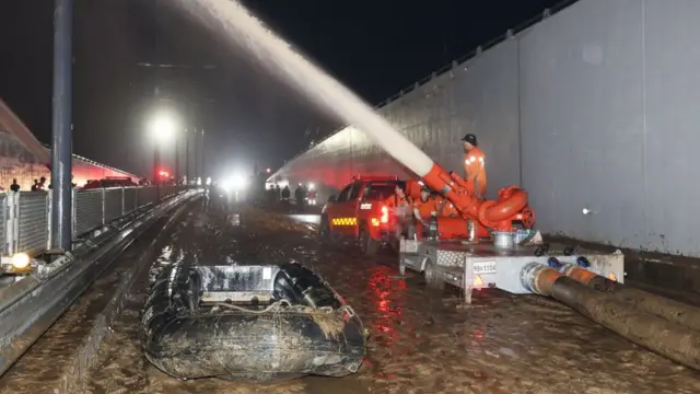 نیروهای امدادی در یک ماموریت نجات ناامید کننده، آب را از تونل زیر آب رفته خارج می‌کنند