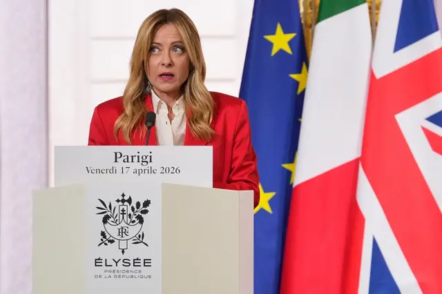 İtalya Başbakanı Giorgia Meloni, 17 Nisan 2026'da Paris'teki Élysée Sarayı'nda, Hürmüz Boğazı'nın yeniden açılmasına yönelik çabalar konulu uluslararası bir zirvenin ardından açıklama yapıyor.