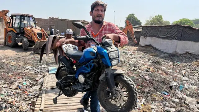 અમદાવાદના દાણીલીમડા વિસ્તારમાં આવેલું ચંડોળા તળાવ એ લગભગ 1200 હૅક્ટર વિસ્તારમાં ફેલાયેલું છે.