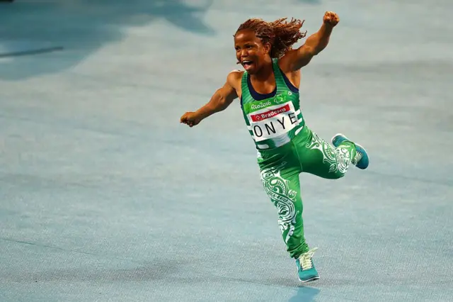 La atleta paralímpica Lauritta Onye de Nigeria celebra haber conseguido una marca en el lanzamiento de bala. 