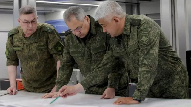 •	سرگی شویگو، وزیر دفاع روسیه (وسط) در عکسی که روز ۲۶ ژو‌‌ئن، بعد از پایان شورش منتشر شد