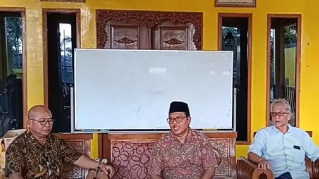 Pembina Yayasan Tri Praja Karya Utama, Suroyo (tengah), memberikan konferensi pers.