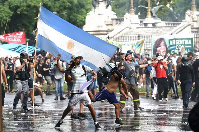 Manifestantes argentinos. Alguno parece estar arrojando objetos. 