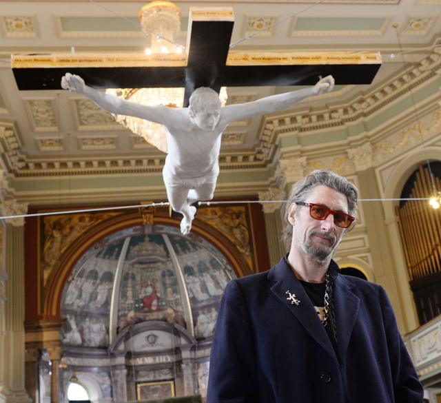 El escultor Nick Reynolds en la inauguración de la estatua del crucifijo de Pete Doherty llamada "Por el amor de Pete" en 2005