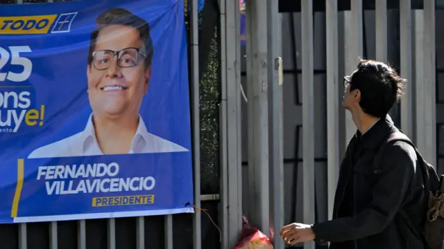 Un cartel de la campaña de Fernando Villavicencio