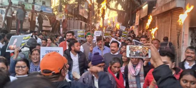 श्रीनगर में 7 मार्च को निकाले गए मशाल जुलूस में कांग्रेस के प्रदेश अध्यक्ष करन माहरा भी शामिल हुए.