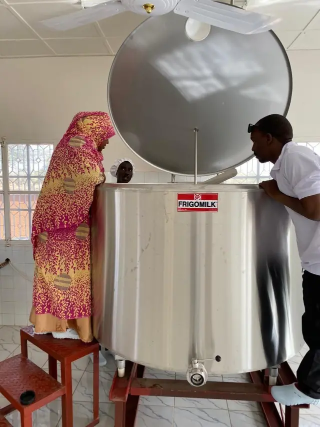 Mme Wouro inspecte son unité de collecte et de conservation de lait