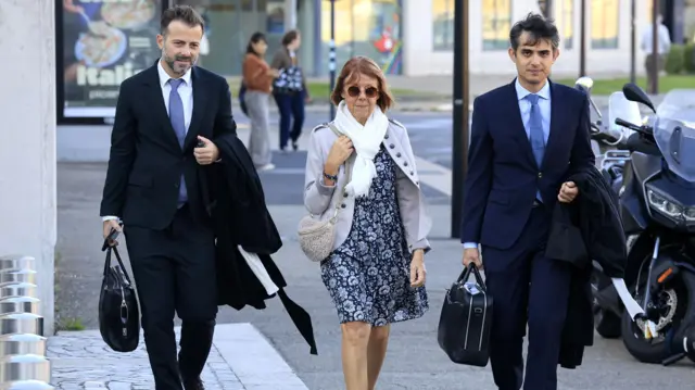 Gisèle Pélicot escoltada por sus abogados.