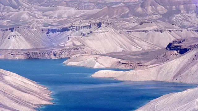 بند امیر در یک روز آفتابی با پس زمینه تپه‌ها