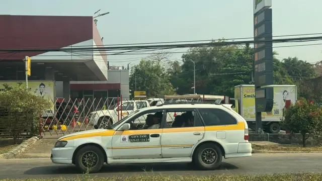 မတ် ၃ ရက်၊ ရန်ကုန်မြို့က ပိတ်ထားတဲ့ ဆီဆိုင်နဲ့ အငှားယာဥ်တစ်စီး