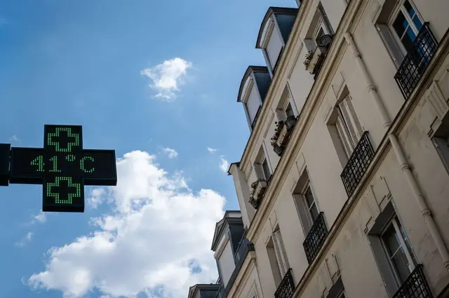 Un aviso de luces led muestra una temperatura de 41 °C en Francia