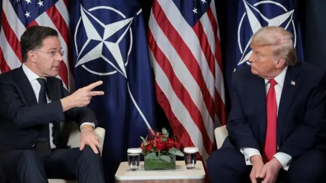 दावोस येथे नाटो प्रमुख मार्क रुटे यांच्याशी चर्चा करताना अमेरिकेचे राष्ट्राध्यक्ष डोनाल्ड ट्रम्प