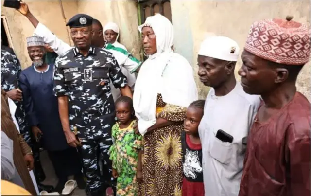 Ọga ọlọpaa Naijiria lasiko abẹwo si agboole Abdulkadir