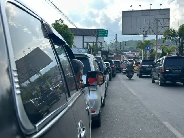 Puluhan kendaraan roda empat antre memanjang sampa satu kilometer di SPBU Tan Saril pada Jumat (06/03). Bahkan ada yang mengaku sudah berjam-jam menunggu.