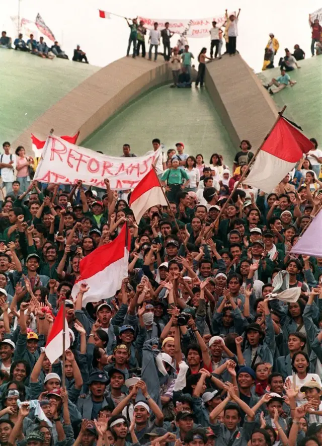 gerakan mahasiswa 1998, gedung DPR, NKK/BKK