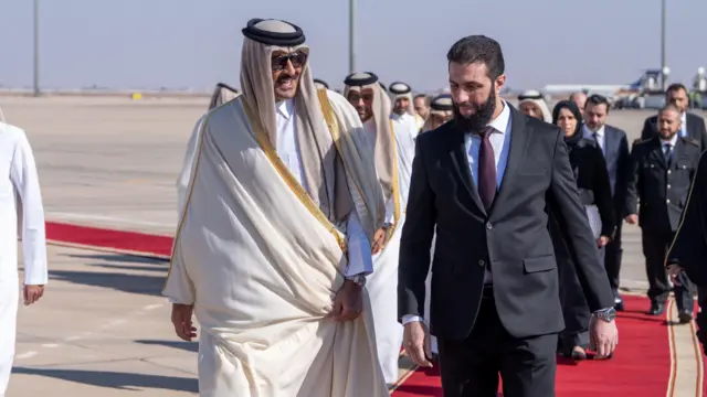 استقبال احمد شرع از امیر قطر هنگام ورود او به دمشق