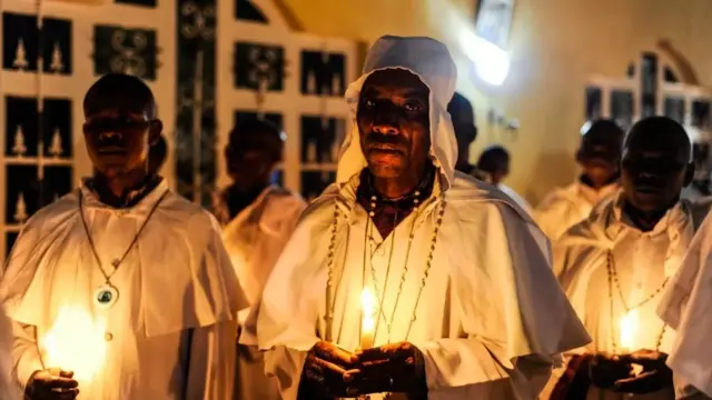 Wenyeji wa Mathare, mojawapo ya makazi maskini zaidi nchini Kenya, wafanya misa ya kuukaribisha mwaka mpya jijini Nairobi, Kenya.