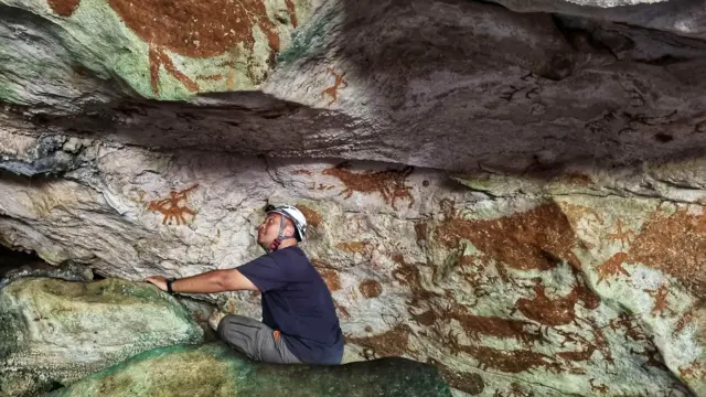 Manusia yang meninggalkan lukisan di berbagai gua di Sulawesi juga diperkirakan telah membangun peradaban.