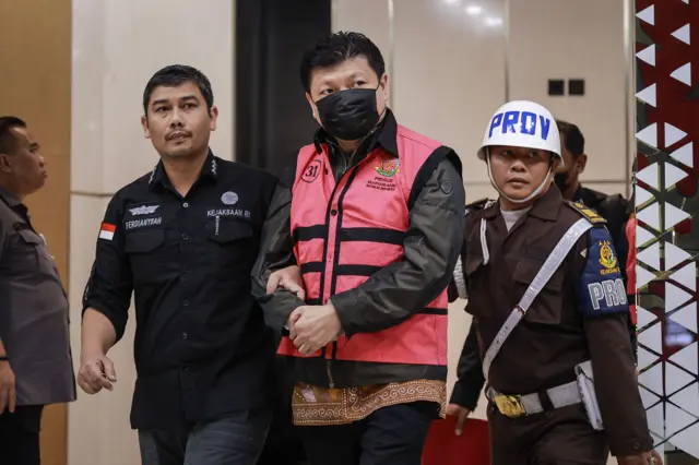Mantan Dirut PT Sri Rejeki Isman Tbk (Sritex) Iwan Setiawan Lukminto (tengah) dikawal petugas menuju mobil tahanan usai menjalani pemeriksaan di Gedung Bundar Jampidsus Kejaksaan Agung (Kejagung), Jakarta, Rabu (21/5/2025). Kejagung resmi menetapkan mantan Dirut Sritex Iwan Setiawan Lukminto, mantan Dirut Bank DKI Zainudin Mapa serta mantan pimpinan Divisi Komersial dan Korporasi Bank BJB Dicky Syahbandinata sebagai tersangka dalam kasus dugaan tindak pidana korupsi pemberian kredit kepada PT Sritex yang mengakibatkan kerugian negara sebesar Rp692 miliar. ANTARA FOTO/Dhemas Reviyanto/foc.