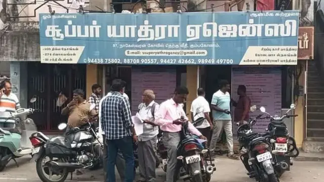தங்கள் குடும்பத்தினர் நிலை குறித்து தெரிந்துகொள்ள சுற்றுலா நிறுவனத்தின் முன் காத்திருக்கும் உறவினர்கள் 