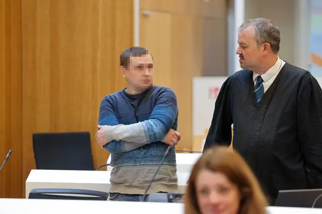 Обвиняемый Алекс Д. (слева) стоит рядом с адвокатом Арне Боденштейном (справа).