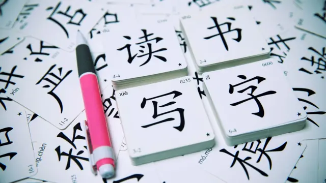 設計圖片：簡體中文學習字卡「讀書寫字」，旁邊放有一支原子筆