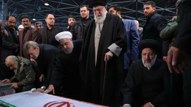 拉里賈尼與其他政治人物及宗教領袖站在伊朗國旗旁