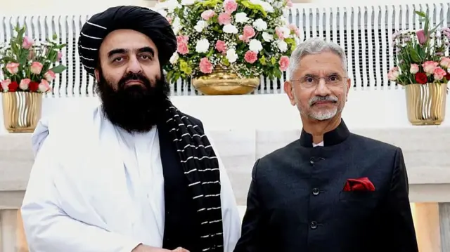 د افغانستان د طالبانو د بهرنیو چارو وزیر امیر خان متقي د خپل هندي سیال ایس. جې شنکر سره