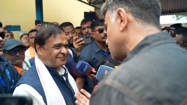 हिमंत बिस्वा सरमा से सवाल करते बीबीसी संवाददाता जुगल पुरोहित