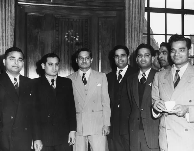 1952ની ભારતીય ક્રિકેટ ટીમ (વિજય હજારે ડાબેથી ત્રીજા)