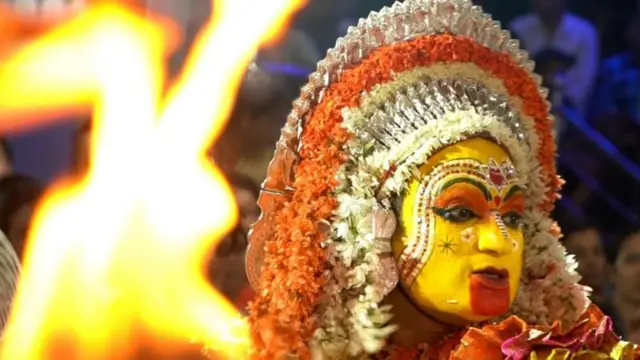 दयानंदा राकेतश्वरीच्या रुपात दैवी कोला सादर करत असताना