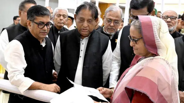 শনিবার সকালে মনোনয়নপত্র সংগ্রহ কার্যক্রম উদ্বোধন করেন আওয়ামী লীগ সভাপতি শেখ হাসিনা