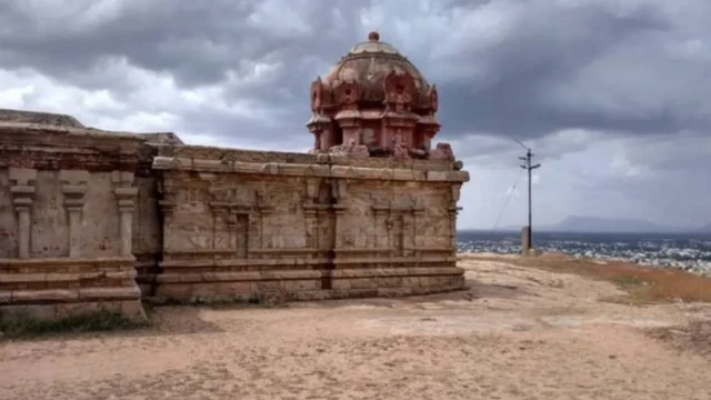 రాణి వేలు నాచ్చియార్ నిస్సహాయంగా అడవులు, గ్రామాల్లో తిరిగారు