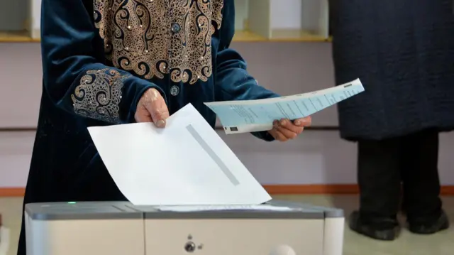 Бул аптада Жогорку Кеңеш өзүн-өзү таркатып, андан кийин президент беш күн ичинде ноябрга кезексиз парламенттик шайлоо дайындары күтүлүп жатат