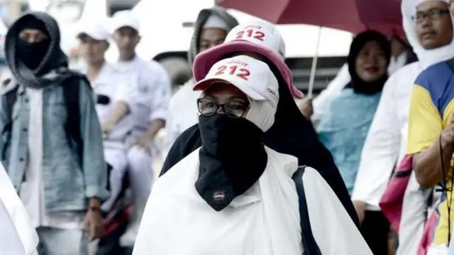 Kelompok yang menamakan diri PA 212 turun ke jalan setelah salat Jumat di Jakarta pada 28 April 2017, untuk memprotes Gubernur Jakarta Basuki Tjahaja Purnama, yang diadili karena penodaan agama.